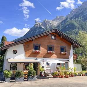 Bed & Breakfast Gaestehaus Edlhuber, Mittenwald